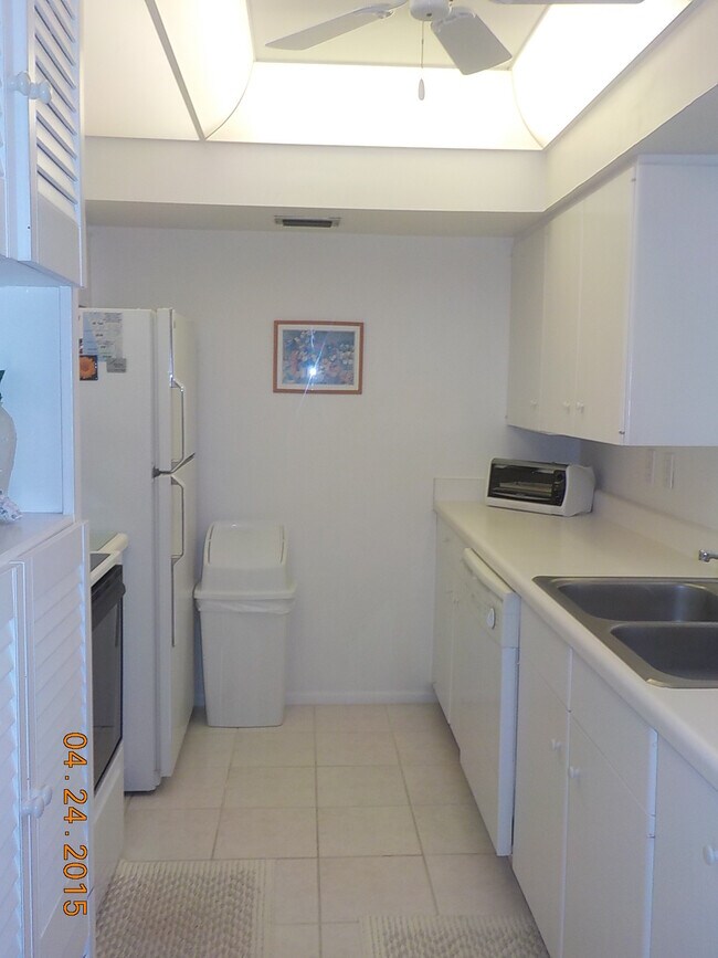 Building Photo - 100 The Esplanade S