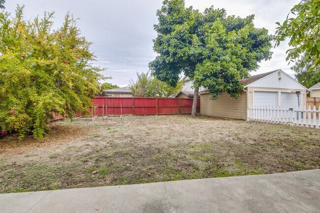 Building Photo - I Street