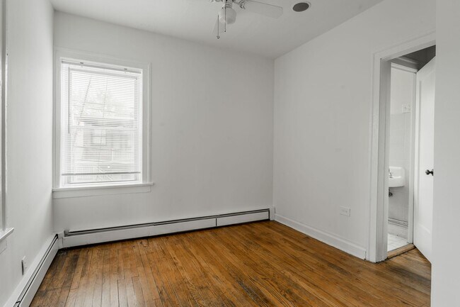Building Photo - Sheridan Park / Uptown - 2 Bed / 1.5 Bath