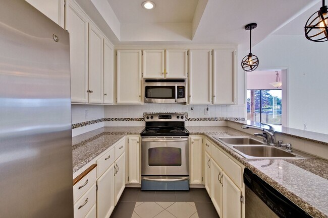 Building Photo - 1108 Shoreline Dr