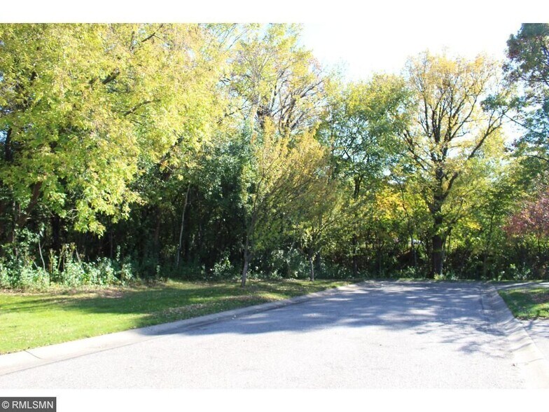 Cul-de-sac is quiet nature-filled city living... - 4415 Naper Bay