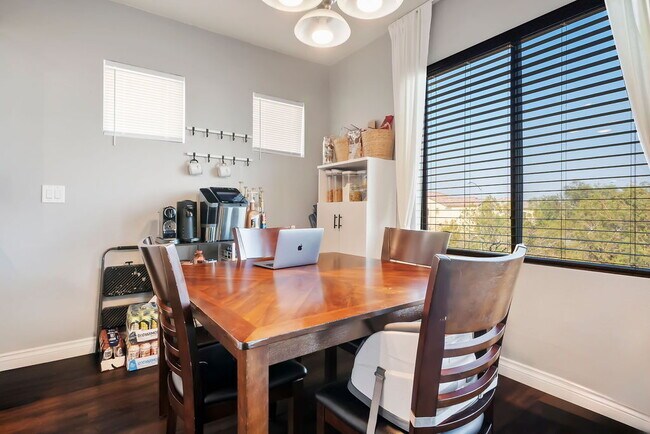 Building Photo - "Spacious 4-Bed Oasis with Outdoor Kitchen & Hardwood Elegance in North Las Vegas!"