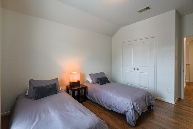 Building Photo - 174 Black Swan Pl