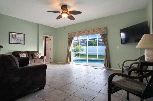 Building Photo - Single Family Home with Pool !