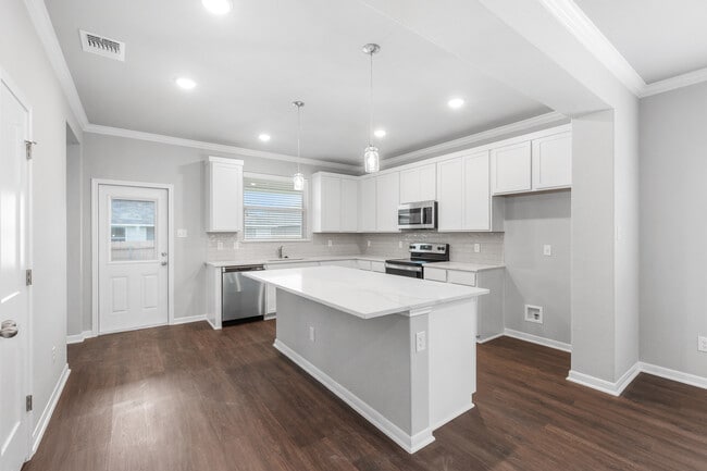 Building Photo - 617 La Parra Bend