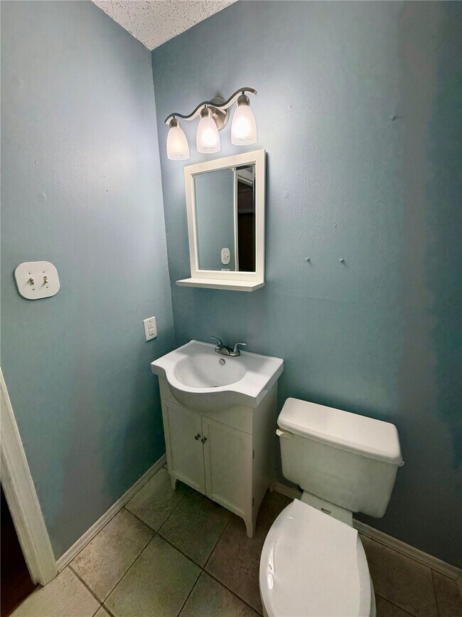 Building Photo - 895 Delray Dr