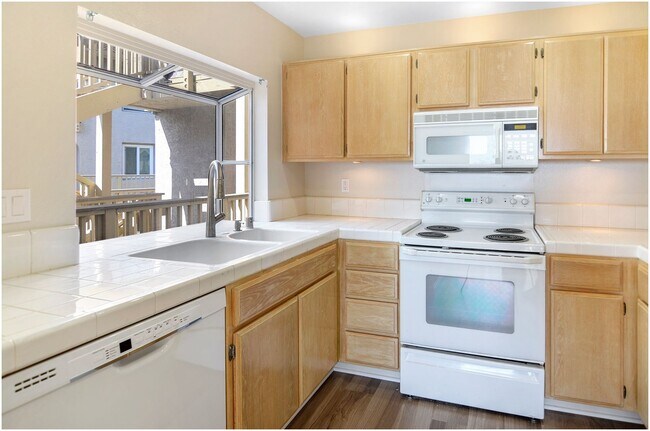 Building Photo - Stunning OCEAN VIEW Condo!