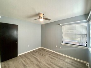 Building Photo - Modern Design 3 Bedroom 2 Bath