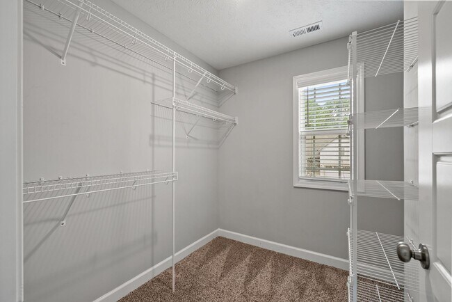 Building Photo - Pet Friendly Four Bedroom!