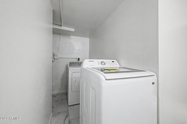 Building Photo - 2038 E Lemon St