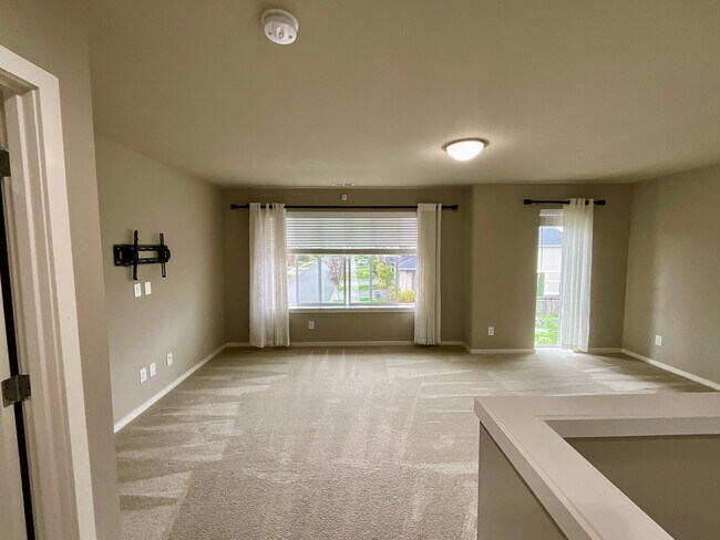 Building Photo - Beautiful and Spacious 4 Bedroom Home in M...