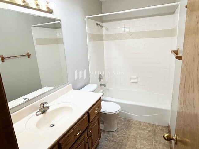 Building Photo - Bellevue Townhome