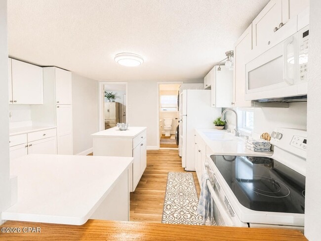 Building Photo - 208 El Prado Pl