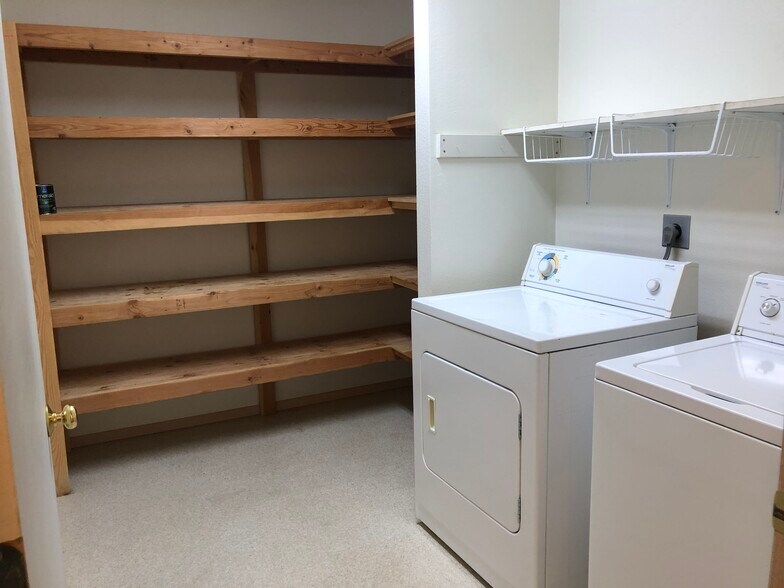 Building Photo - 504 SW City View St