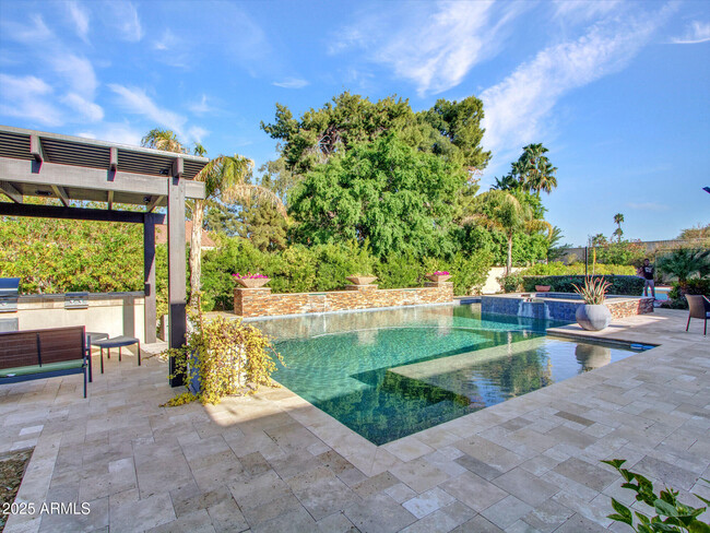 Building Photo - 6031 E Paradise Dr