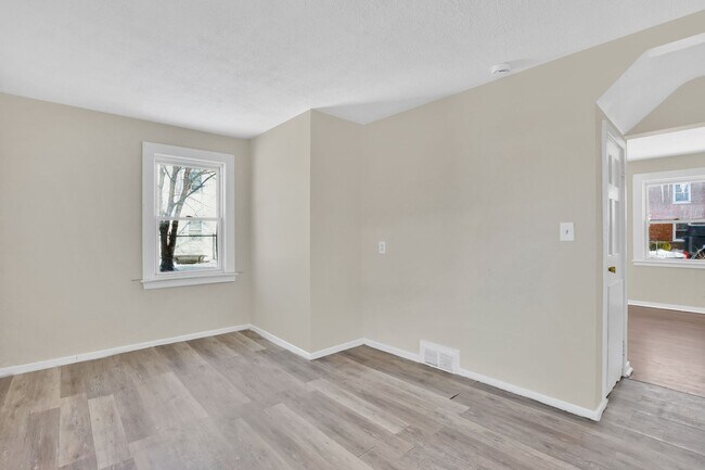 Building Photo - 6-12 Putnam Circle