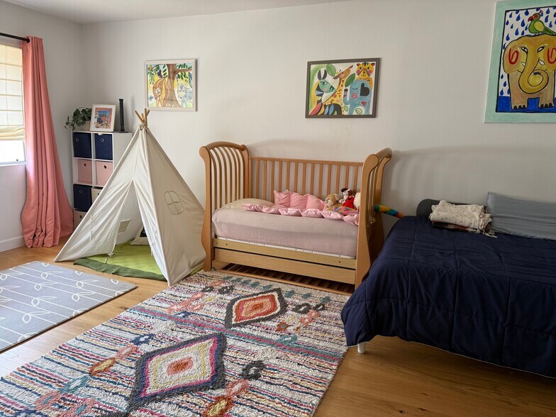2nd Bedroom (double bed + crib + teepee) - 222 S Guadalupe Ave