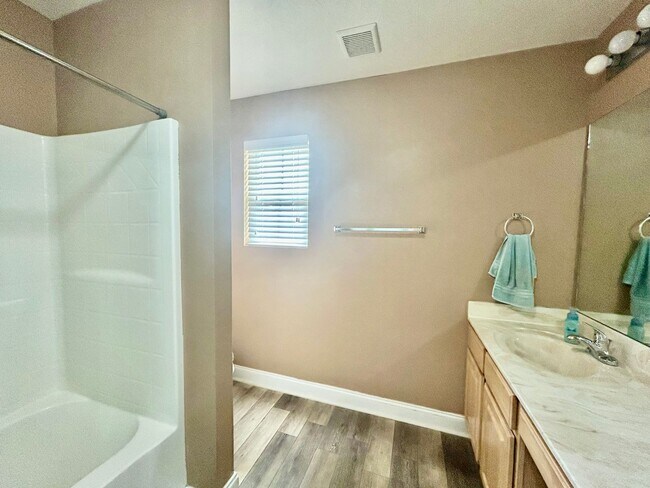 Building Photo - Large 4 Bed, 2.5 bath in Lexington!