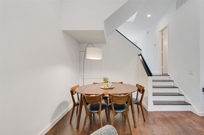 Building Photo - 5990 Lindenshire Ln