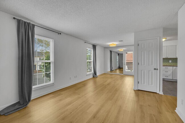 Building Photo - Spotless home in the most convenient locat...