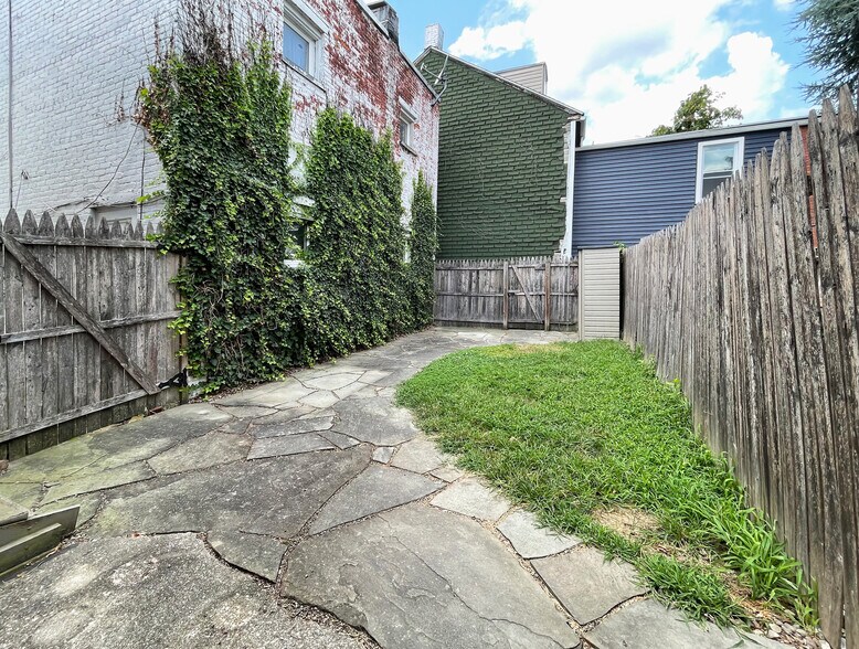 Building Photo - 218 Verbeke Street