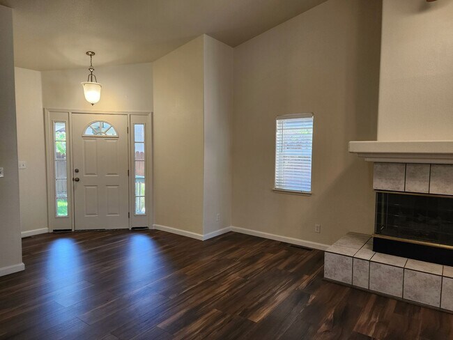 Building Photo - Rent Special $500 off 1st mo's