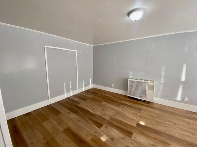 Building Photo - F00444