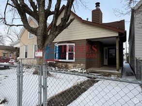 Building Photo - Three Bedroom | Two Bath | Detached Garage