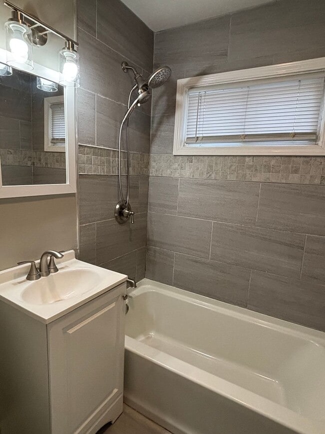 Building Photo - Spacious 3-Bedroom 2 Bath Home in Gary