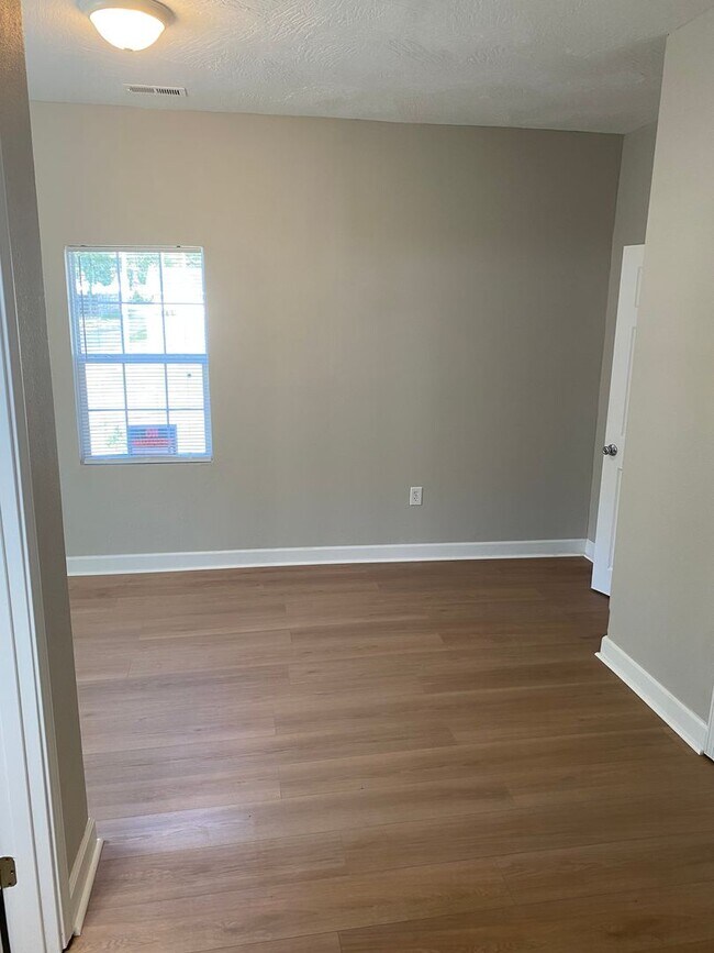 Building Photo - Fully Remodeled 2-Bedroom Home Near Grant ...