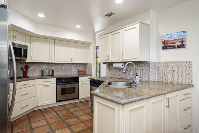 Building Photo - 78560 Arapahoe Dr