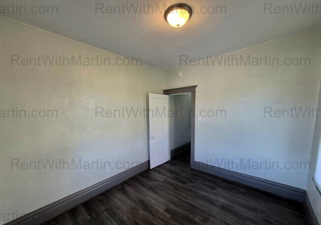 Building Photo - FOR RENT- Beautifully Updated Home Near Golf Course on 4th! Pets ok!!