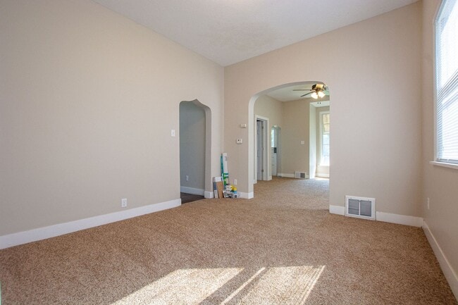 Building Photo - Spacious and CLEAN 2 Bedroom / 1 Bath Home...