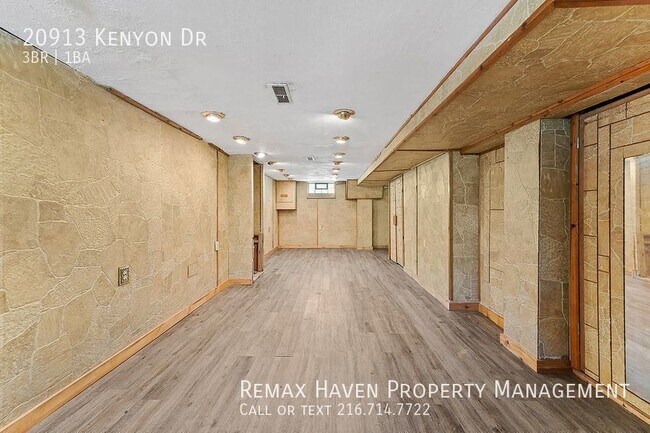 Building Photo - 20913 Kenyon Dr, Maple Hts - Spacious, Jus...