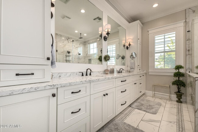 Building Photo - 2013 E Mallory St