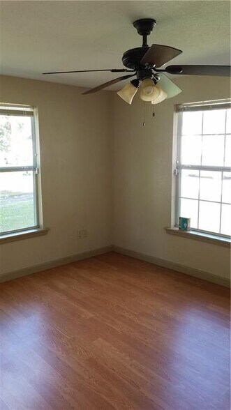 Building Photo - 756 N Barton Ave