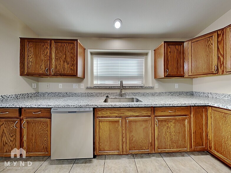Building Photo - 1034 E Saddle Way