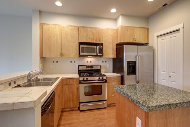 Building Photo - Lovely 2BR 1.75BA Issaquah Town Home, Perf...