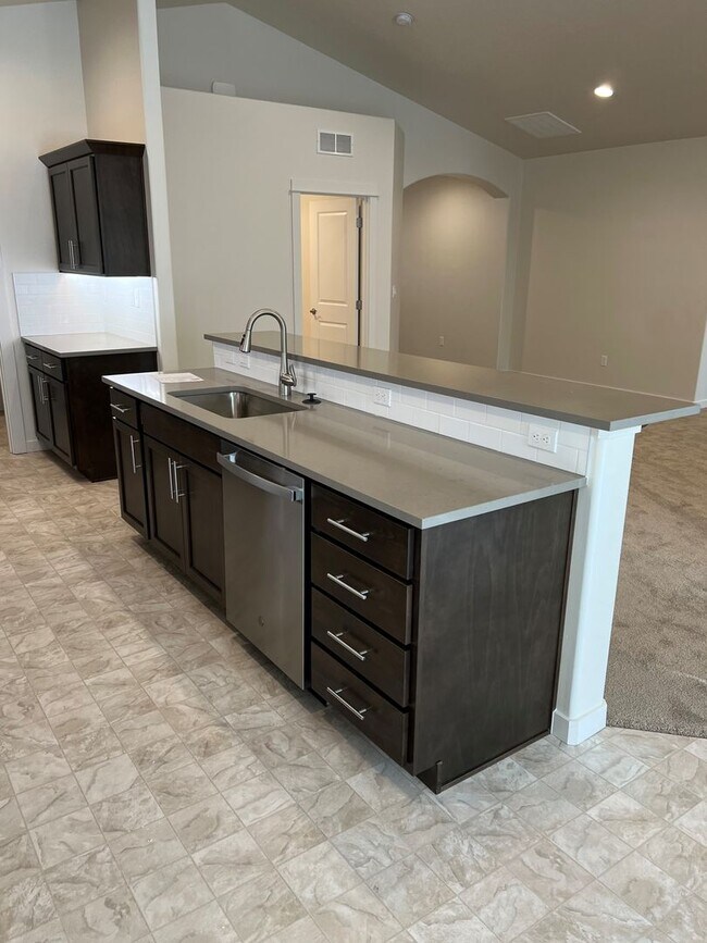 Building Photo - Beautiful, 3 bed 2 bath home close to lake...