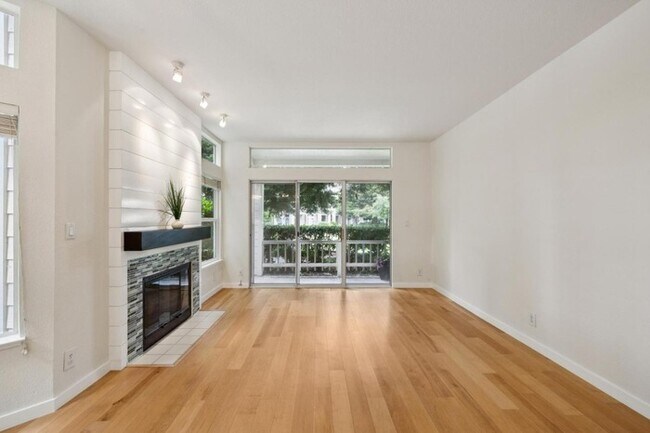 Building Photo - Charming 2BR / 2BA Condo with Patio & Garage in Half Moon Bay