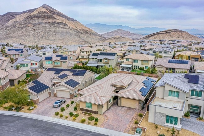 Building Photo - Stunning 5Bed/4.5 Bath home located in a prestigious guard gated community in Summerlin