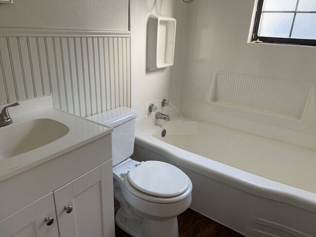 Building Photo - ***Two-Weeks Free Rent***916 Evergreen, Ki...