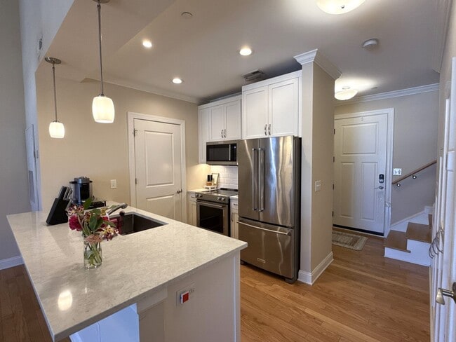 Building Photo - Fantastic Condo in South End!