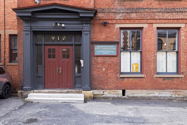 Building Photo - *Beautifully Updated & Unique 1BD/2BA Condo Unit Available in South Side*