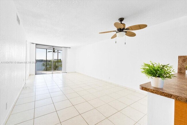 Building Photo - 110 Lake Emerald Dr
