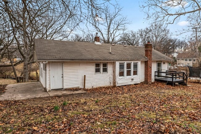 Building Photo - COMING SOON!! Charming 2-Bedroom Haven in Kansas City Northland!