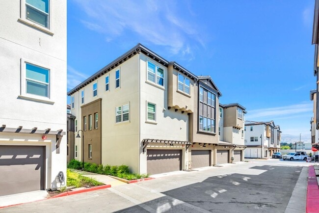 Building Photo - 923 Loyola Ln