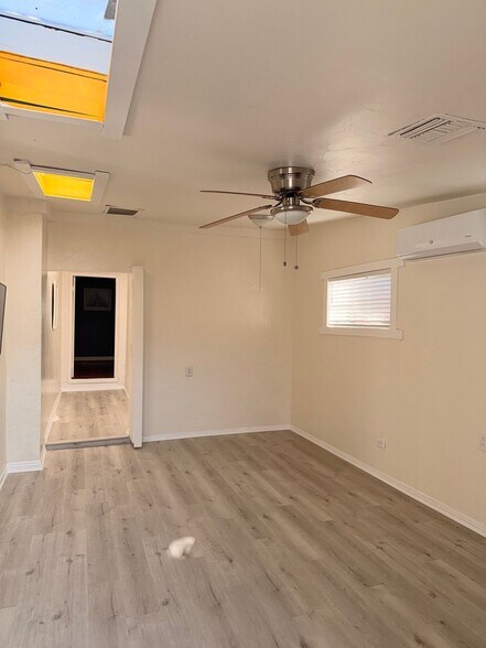 Building Photo - 1050 Hyperion Ave