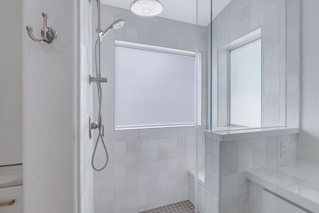 Building Photo - 4 Bedroom/2 Bathroom Remodeled home with S...