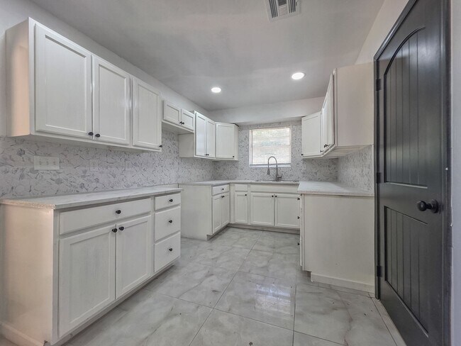 Building Photo - Charming 3-Bed, 2.5-Bath Home in Bethany w...